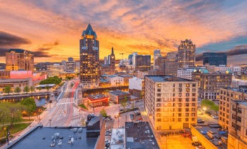 vista panorâmica de Milwaukee em Wisconsin ao pôr do sol com prédios iluminados e atmosfera vibrante