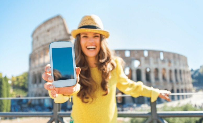 Pessoa usando internet na Europa com chip internacional